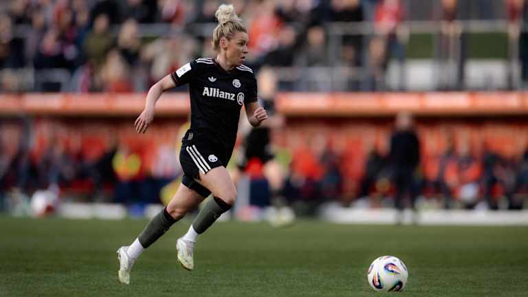 Linda Dallmann sprintet mit dem Ball am Fuß