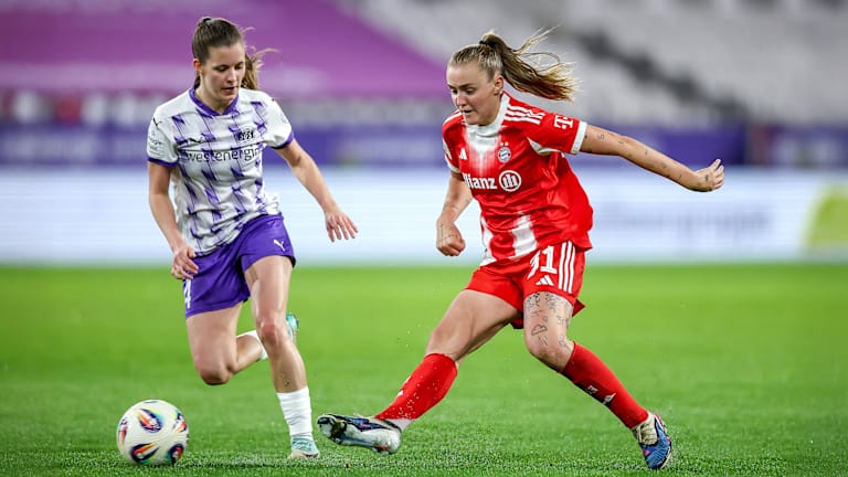 Giorgia Stanway am Ball im Spiel der FC Bayern Frauen gegen Essen