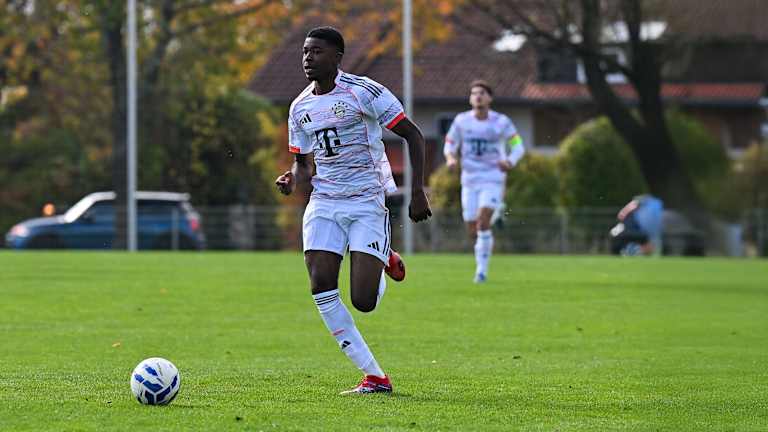 Allen Junior Lambe dribbelt im Auswärtstrikot des FC Bayern.