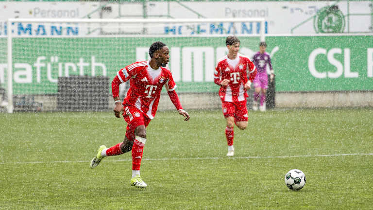 Michael Matosevic führt den Ball am Fuß.
