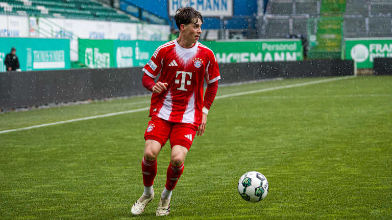 Maximilian Schuhbauer führt den Ball am Fuß.