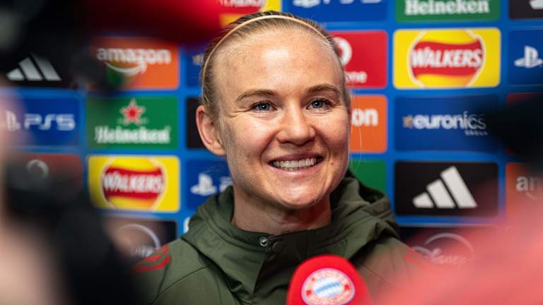 Pernille Harder lächelnd beim Interview