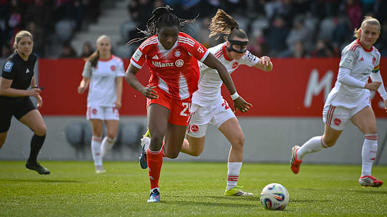 Edna Imade im Laufduell während des Heimspiels der FC Bayern Frauen in der Frauen-Bundesliga gegen den 1. FC Nürnberg