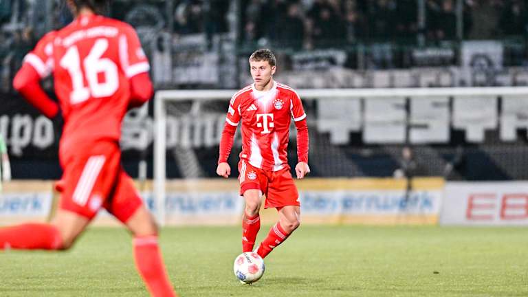 Robert Deziel Jr. führt den Ball am Fuß.