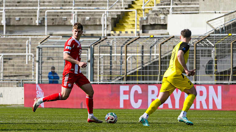 Anton Heinz führt den Ball.