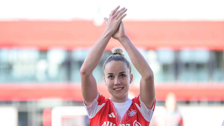 Giulia Gwinn applaudiert nach dem Sieg gegen die SGS Essen.