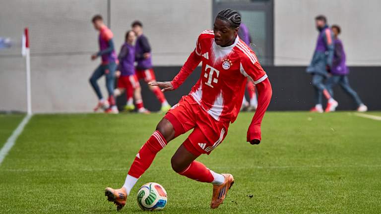 Frank Egwuatu dribbelt im Heimtrikot der U19 des FC Bayern.