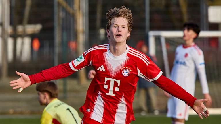 Philipp von Taube streckt bei seinem Jubel die Arme aus.