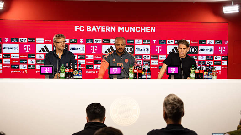 Trainer Vincent Kompany und Sportdirektor Christoph Freund auf dem Podium des Pressetalks des FC Bayern zum Spiel gegen Stuttgart