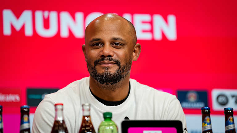 Vincent Kompany auf der Pressekonferenz des FC Bayern nach dem Heimspiel gegen den VfB Stuttgart