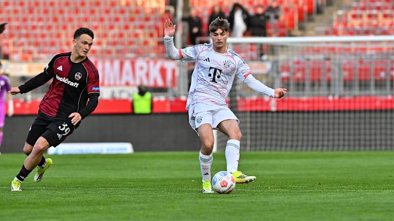 Raphael Pavlic passt den Ball im Spiel der FC Bayern Amateure.