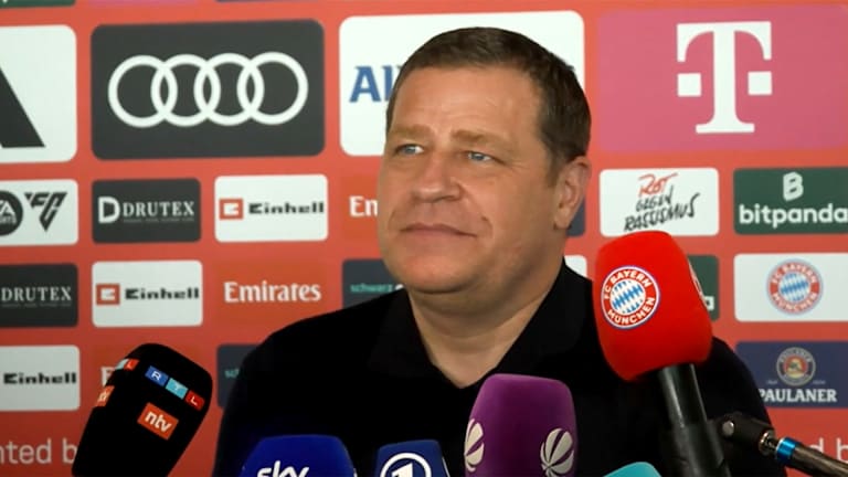 Max Eberl spricht in der Mixed Zone am Flughafen mit Medienvertretern