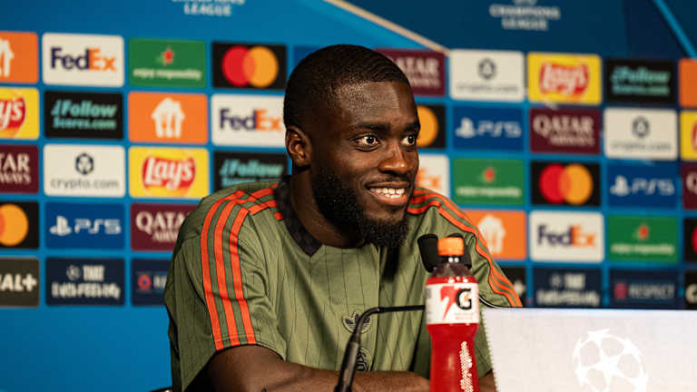 Dayot Upamecano spricht auf der PK vor dem Spiel bei PSG