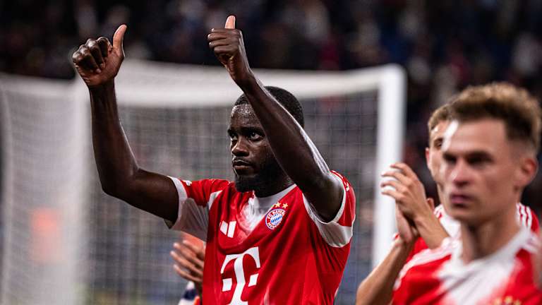 Dayot Upamecano zeigt beide Daumen nach oben in Richtung der FCB-Fans in Paris