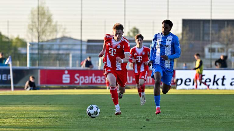 Anton Heinz schaut auf den Ball.