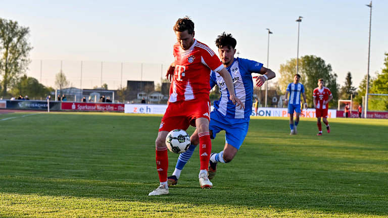 Benno Schmitz schaut auf den Ball vor sich.