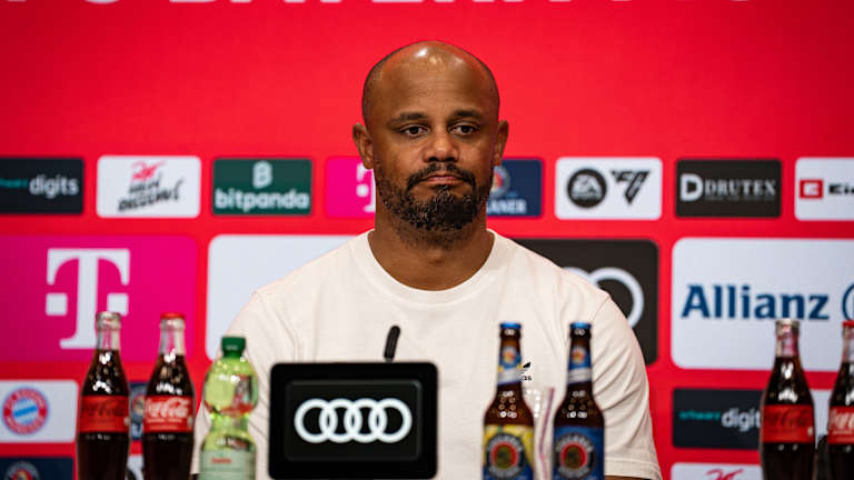 Vincent Kompany auf der Pressekonferenz nach dem Bundesliga-Spiel des FC Bayern gegen Heidenheim