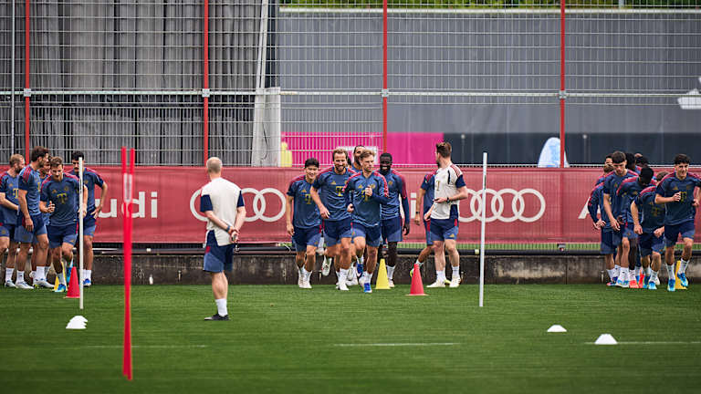 Die Mannschaft beim Warmup im Abschlusstraining des FC Bayern vor dem Halbfinalrückspiel gegen Paris Saint-Germain in der Champions League