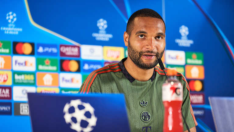 Jonathan Tah auf der Pressekonferenz des FC Bayern vor dem Halbfinalrückspiel gegen Paris Saint-Germain in der Champions League