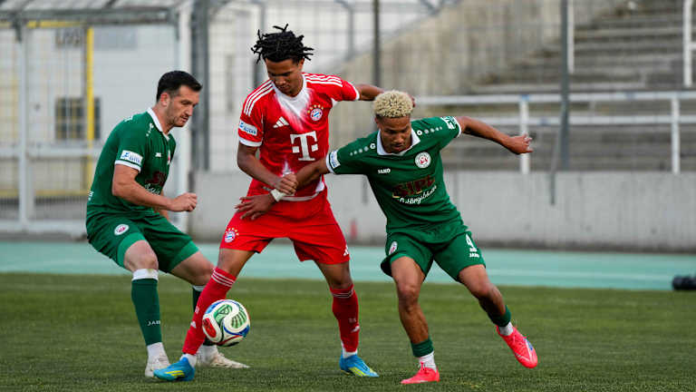 Julien Yanda im Zweikampf um den Ball mit seinem Gegenspieler.