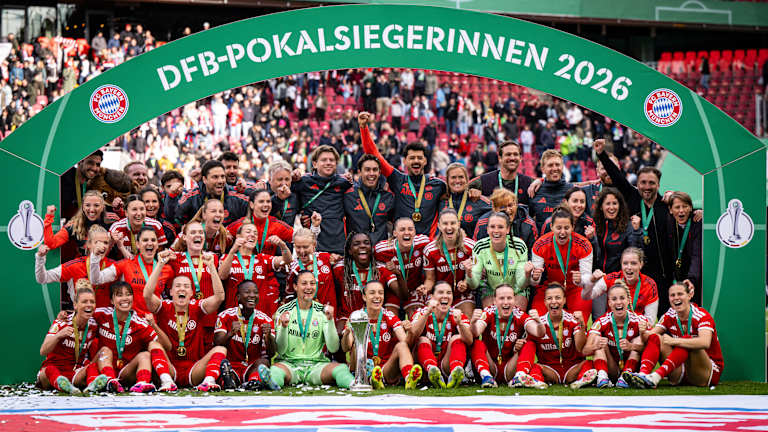 Die FC Bayern Frauen bejubeln den DFB-Pokal-Sieg