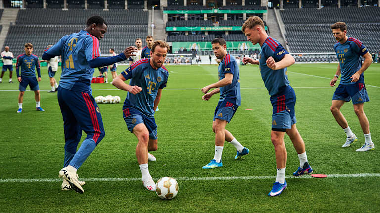 Harry Kane im Zweikampf mit Nicolas Jackson im Abschlusstraining des FC Bayern vor dem Pokalfinale