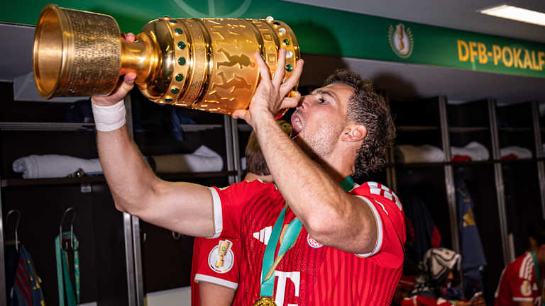 Leon Goretzka feiert nach dem DFB-Pokal-Sieg des FC Bayern im Finale gegen den VfB Stuttgart.