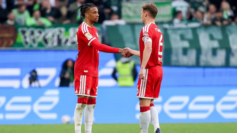 Joshua Kimmich gratuliert Michael Olise zum 1:0 beim VfL Wolfsburg