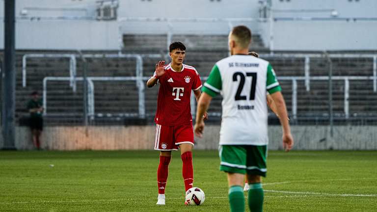 Matteo Maric hält seine rechte Hand nach oben.
