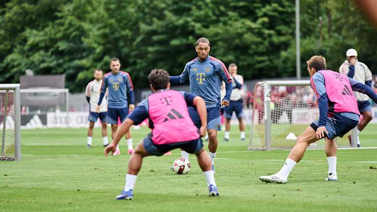 Aleksandar Pavlovic in FC Bayern’s open training session at Tegernsee
