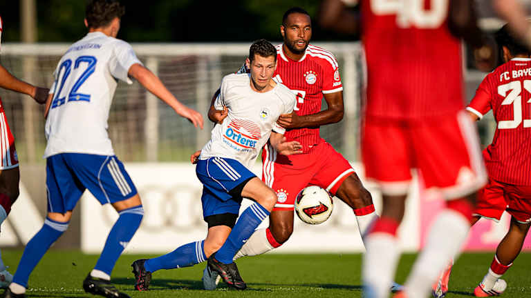 Spielszene aus dem Trainingsspiel des FC Bayern beim FC Rottach Egern in der Sommervorbereitung 2026/27 am Tegernsee