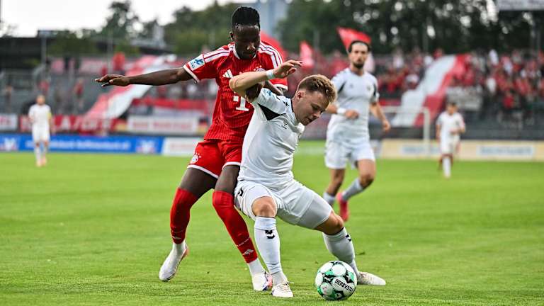 Richard Ajayi im Zweikampf um den Ball mit seinem Gegenspieler.