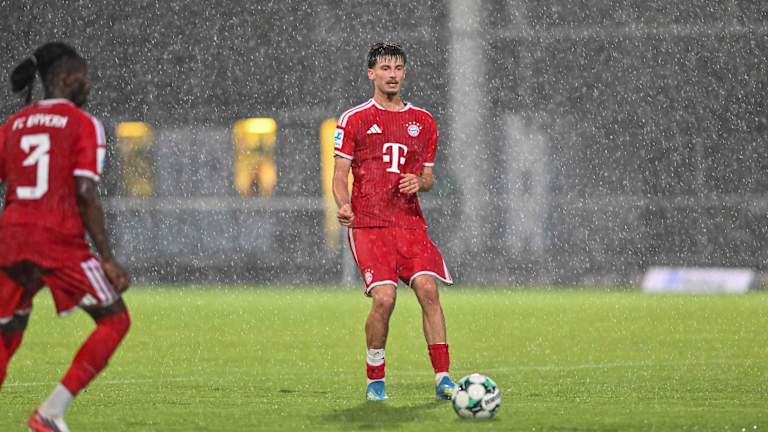 Roko Mijatovic passt den Ball im Spiel.