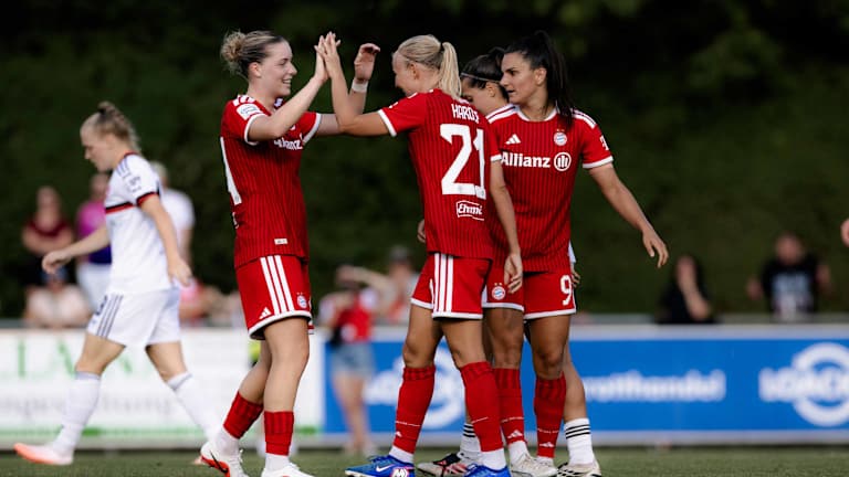 Alara Şehitler und Pernille Harder klatschen sich im Spiel ab