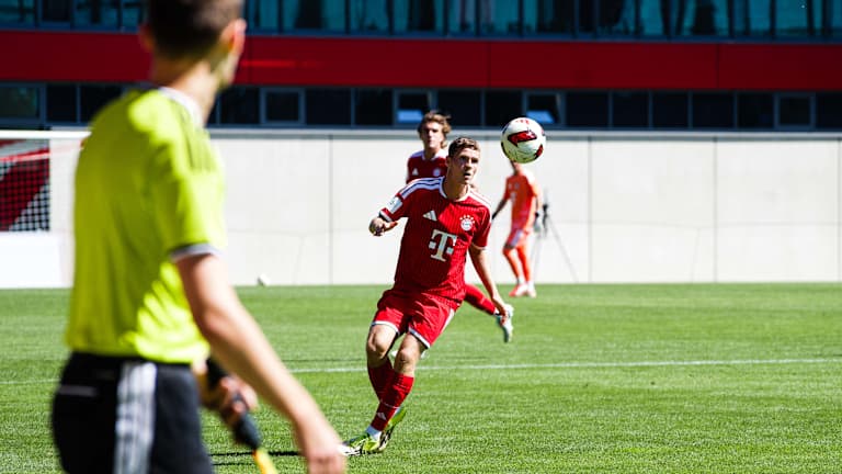 Jakob Horvath schaut auf den Ball.