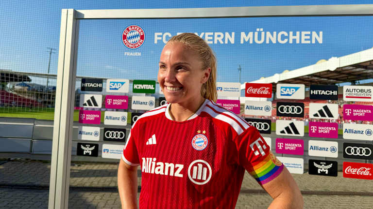 Glódís Perla Viggósdóttir lächelnd beim Interview