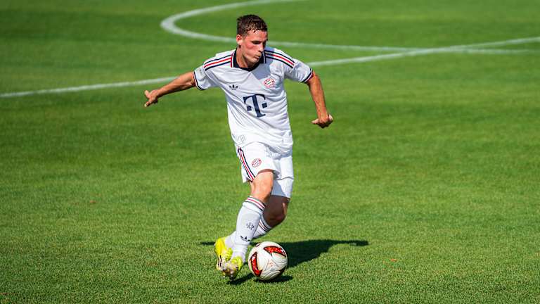Jakob Horvath mit Ball am Fuß während des Gastspiels der FC Bayern U19 in der DFB-Nachwuchsliga beim SGV Heilbronn-Freiberg