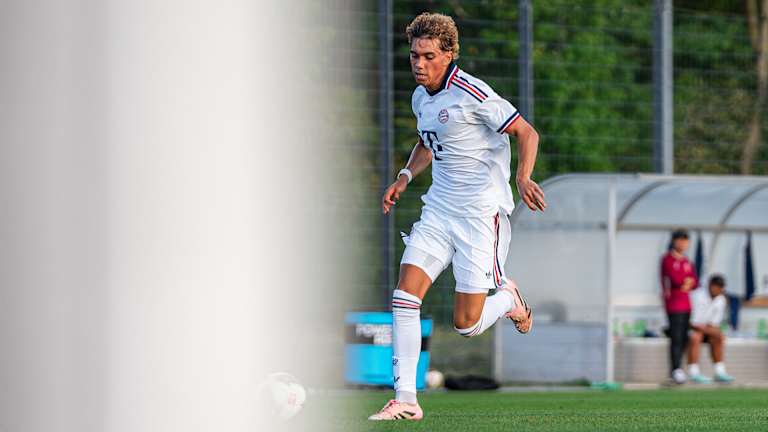 Roy Snip mit Ball am Fuß während des Gastspiels der FC Bayern U19 in der DFB-Nachwuchsliga beim SGV Heilbronn-Freiberg