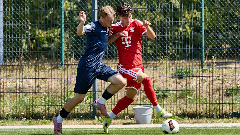 Deni Zubovic im Zweikampf am FC Bayern Campus.