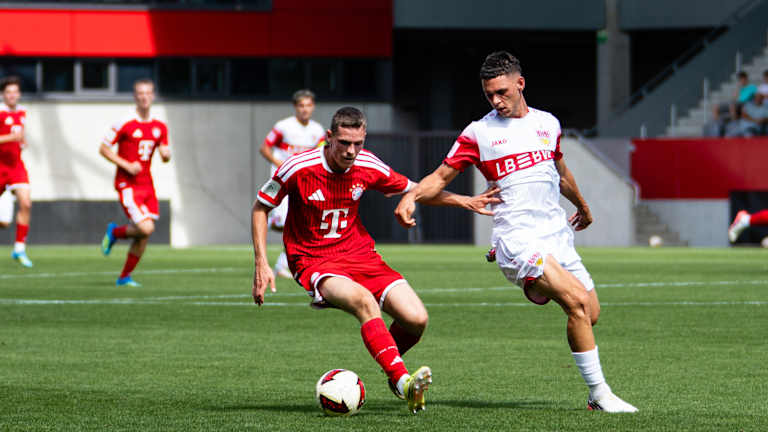 Jakob Horvath führt den Ball am Fuß.