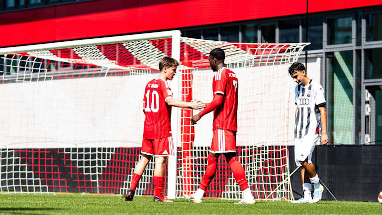 Simon Schaff und Chris Aaron Afanou klatschen ein.