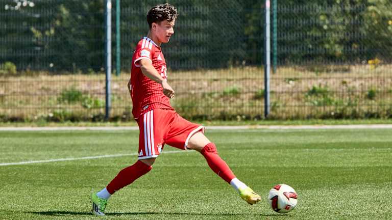 Florent Krasniqi passt den Ball.