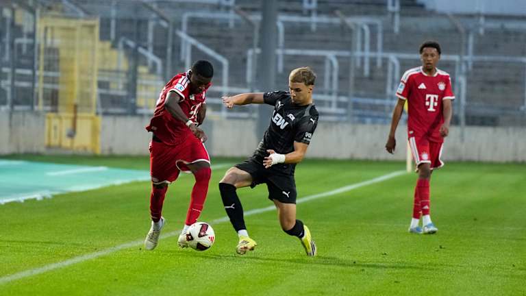 Allen Junior Lambe im Duell mit einem Gegenspieler des FC Memmingen.