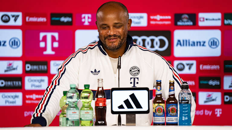 Vincent Kompany lächelt im Pressetalk des FC Bayern vor dem Bundesliga-Auftakt gegen den VfB Stuttgart