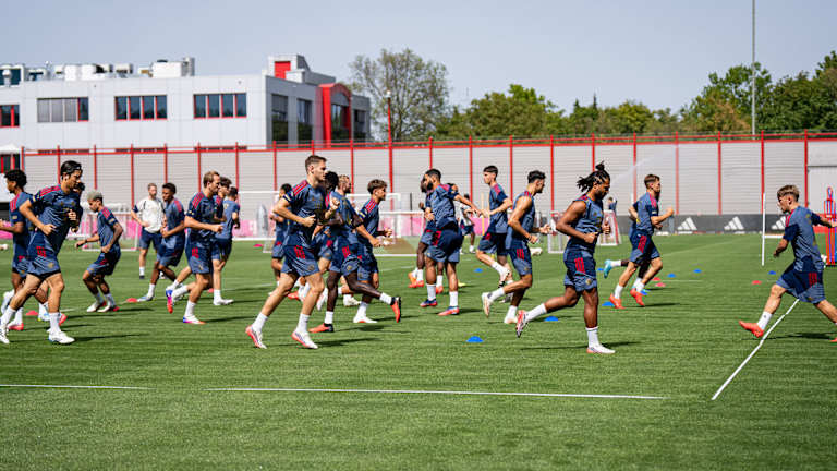 Spieler des FC Bayern laufen sich im Training warm