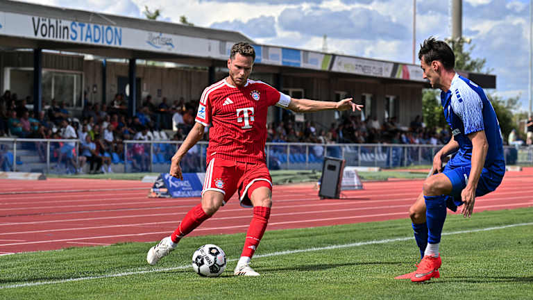 Benno Schmitz flankt den Ball im Spiel gegen den FV Illertissen.