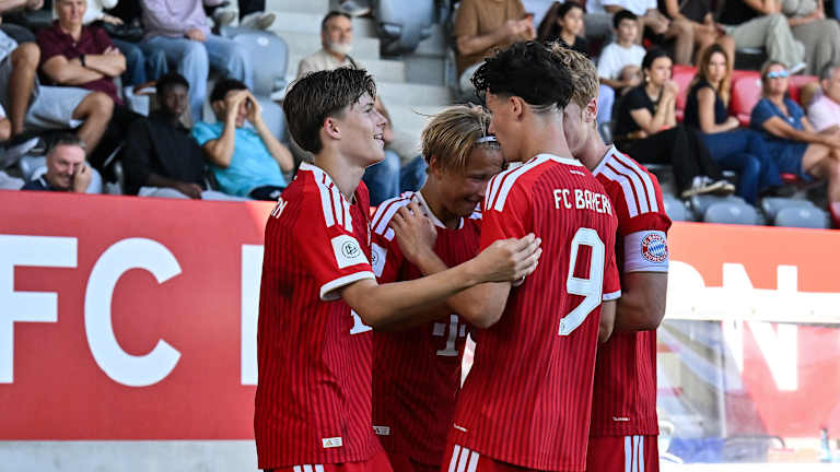 Die Spieler der U17 des FC Bayern bejubeln ihren Derby-Treffer.