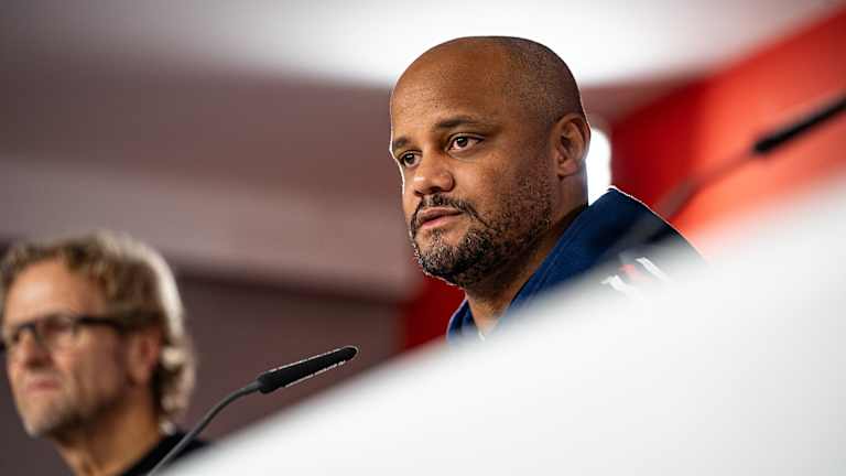 Vincent Kompany auf der Pressekonferenz des FC Bayern vor dem Pokalspiel in Osnabrück.