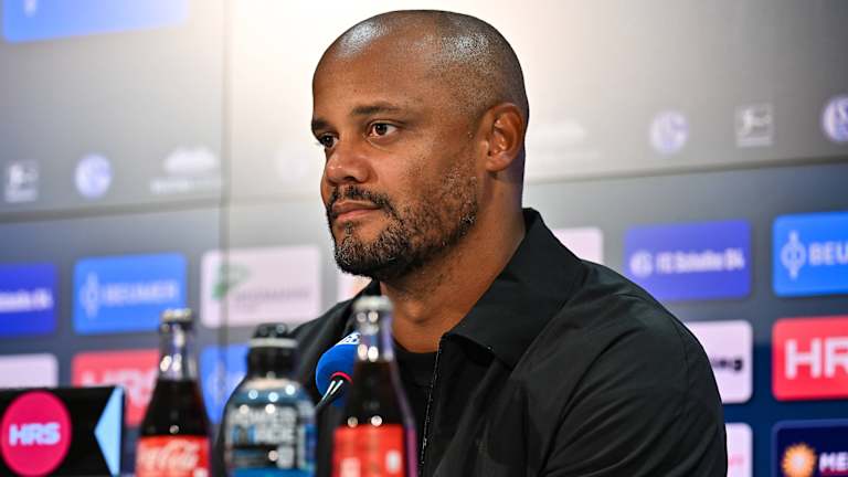 Vincent Kompany auf der Pressekonferenz nach dem Bundesliga-Spiel des FC Bayern beim FC Schalke 04