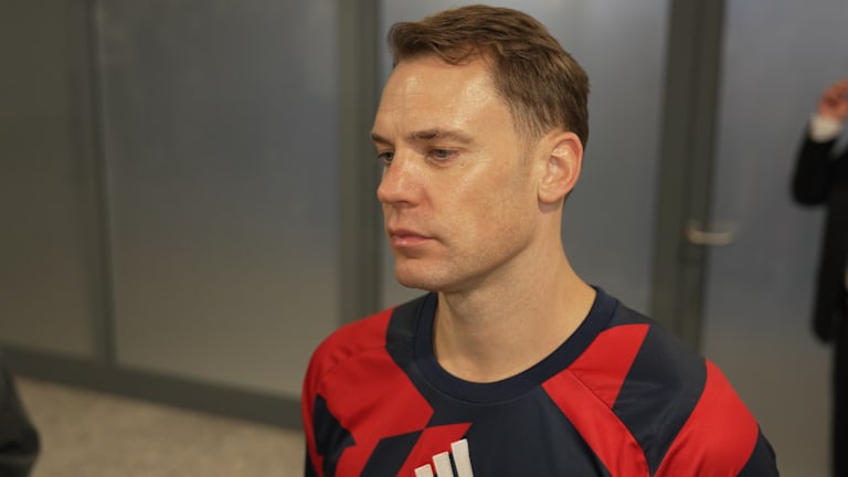 Manuel Neuer im Interview nach dem Spiel des FC Bayern auf Schalke
